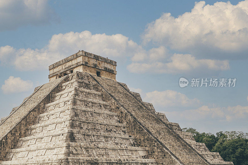 晴朗的一天，奇琴伊察的El Castillo (Kukulcán Temple)